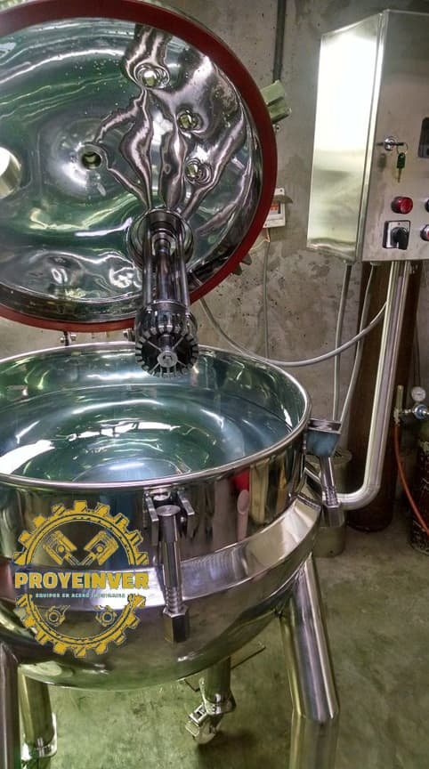 Homogeneizador industrial Ultraturrax en acero inoxidable realizando emulsión de alta velocidad.